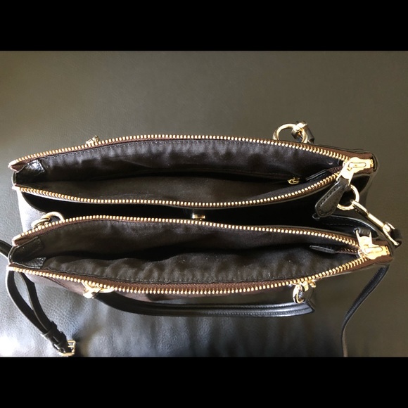 Coach purse
Strap included
Base is 12.5”
Height is 8.5”
Bottom width is 5” - Picture 2 of 2